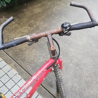 古い赤い自転車