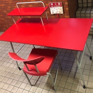 赤いテーブルと椅子のセット