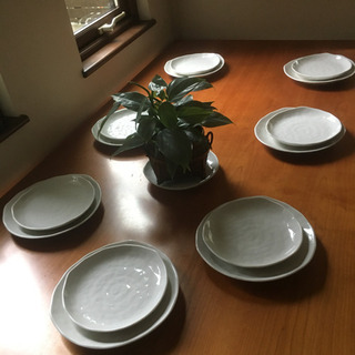 シンプル白いテーブルウエア大小7客セットとたち吉小皿