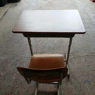 学校机と、椅子です