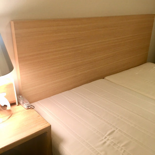 美品 シングル クイーンサイズ 脚付き マットレスベッド ボード付き