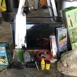 以前使っていた熱帯魚の飼育セットを売りに出します。 以前使っていた熱帯魚の飼育セットを売りに出します。