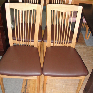 ダイニングチェア４脚セット　食卓イス　食卓椅子　天然木　フェイクレザー張り ダイニングチェア4脚セット 食卓イス 食卓椅子 天然木 フェイクレザー