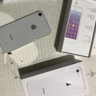  au  iPhone8新品  64g  三カ月後 SIM フリー可能