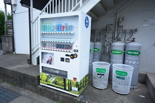 現在稼働中の自動販売機とゴミ箱２個のセット商品はいかがでしょうか？