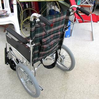 マキテック 車椅子 介助用 ブレーキ付き 背折れ グリーンチェック KS30-4043GC   ☆ PayPay(ペイペイ)決済可能 ☆ 札幌市 北区 屯田 マキテック 車椅子 介助用 ブレーキ付き 背折れ グリーンチェック KS30