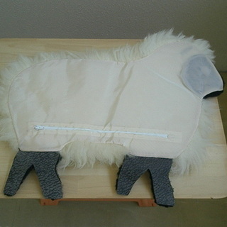 🐑 ひつじの形のニュージーランド産　ムートン座布団 　2枚　もふもふ　プレゼントなどに