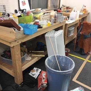 木工レッスン教室のテーブルや木片