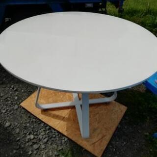 白い丸いテーブル