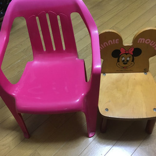 ミッキーの椅子2脚とピンクの子供椅子です