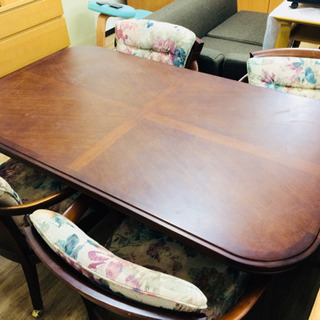 マルニ大工のダイニング５点セットです。