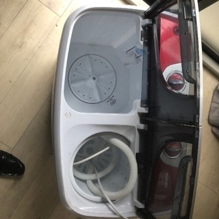 小型の二槽式洗濯機