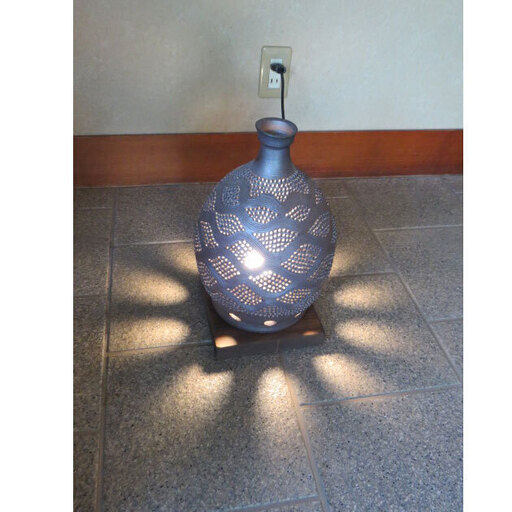 陶芸品　透かし彫り　陶器　壺　幅２３　奥行２３　高さ３５　（ｃｍ）　スタンドライト　和骨董 ライト　和風　インテリア ライト
