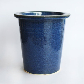 シンプルなブルーの植木鉢
