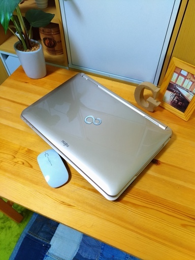 SSD搭載の高速FUJITSU★　かっこ良くて高級感のあるシャンパンゴールド♪　最新Windows10！　高速SSD128G！　高速PC★　高性能デュアルコア　メモリ4G　富士通　LIFEBOOK　大画面　最新Windows10　64Bit　金色光沢　高級感　15.6インチ　 テンキー＆ウェブカメラ付き　ノートパソコン　無線LAN　Wi-Fi対応 　DVDドライブ
