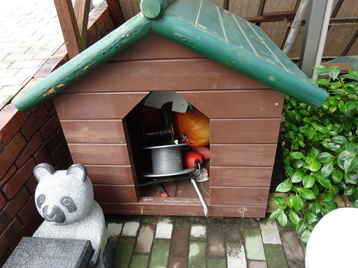 ログハウス使用の大型犬の犬小屋