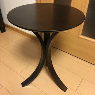シンプルなサイドテーブル