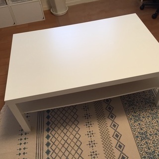 IKEAの白テーブル