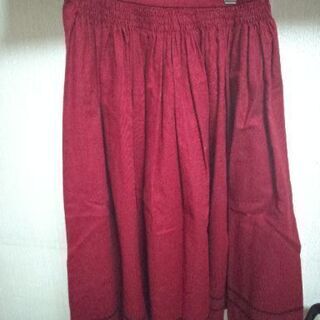 真っ赤なフレアースカート(下に黒のライン入り)　W 60（値下げ）