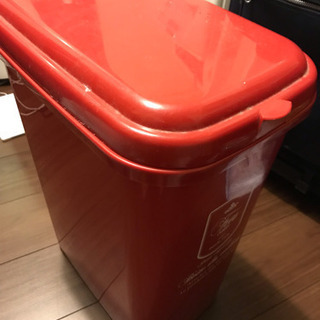 【ゴミ箱】 赤くてお洒落なデザインです