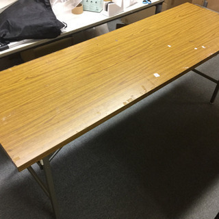 【無料】折りたたみ式テーブル、スチール脚