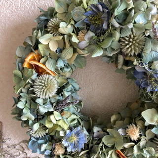 紫陽花と瑠璃玉ちゃんと花々のリース 受注制作紫陽花とるり玉ちゃんのナチュラルリース