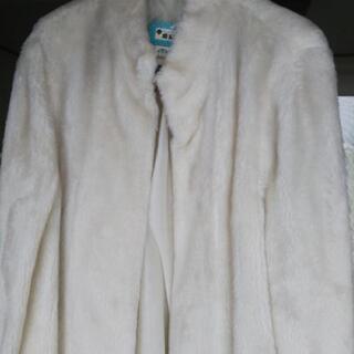 白い、ふわふわのコート