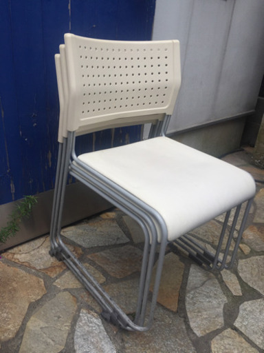 【急募】中古  椅子 スタッキングチェア 塾で使用 16脚合皮 白