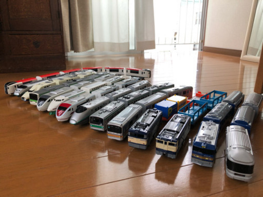 プラレールいろいろ、全部つなぐと6畳いっぱい