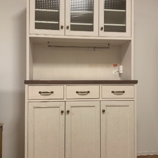 【再値下げ】食器棚 三枚扉 フレンチカントリー調 モザイクガラス