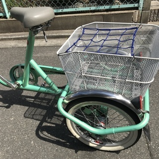 値下げ：：数回使用しました大人用三輪自転車をお譲りします。内装3段変速式