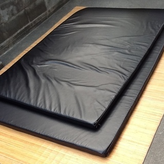 【希少品・2点限り】プロ仕様のマッサージ専用マット120×200㎝×厚み5㎝ レザーでブラック セラピスト タイ古式　配達もします