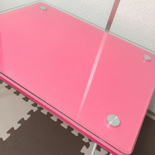 ピンク ガラステーブル