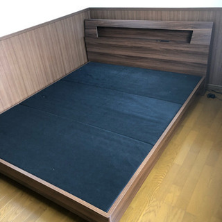 最終値下げ！クイーンサイズ ベッドフレームマットレス