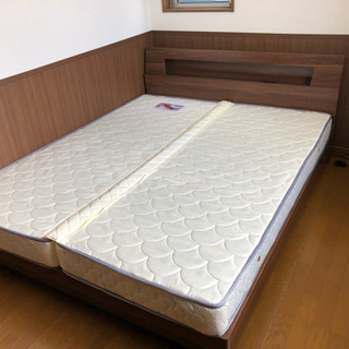 最終値下げ！クイーンサイズ ベッドフレームマットレス