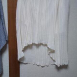 白いプリーツスカート