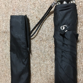 黒の折畳みの傘
