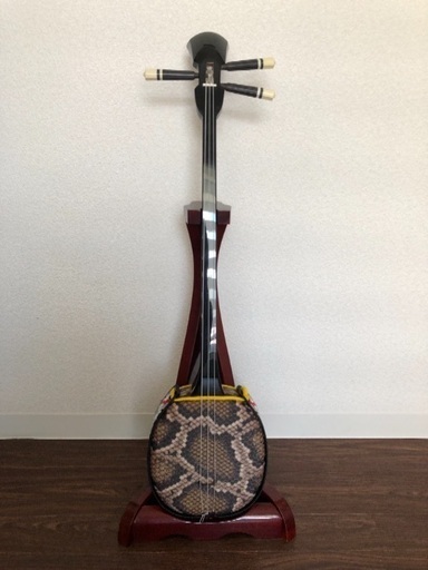 三線 木製スタンド付き ミニマム三線本体 木製 ヘビ柄装飾 3弦