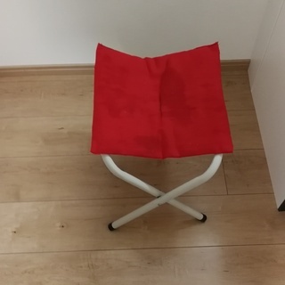 赤い折りたたみ椅子。耐荷重200kg。