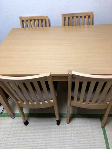 リビングルーム用テーブル、4 引き出しと椅子4脚付き