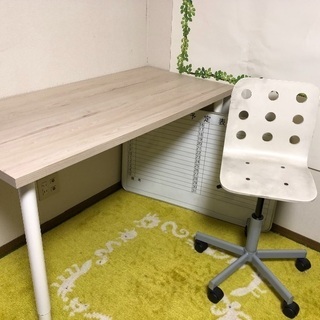 IKEA 机と椅子