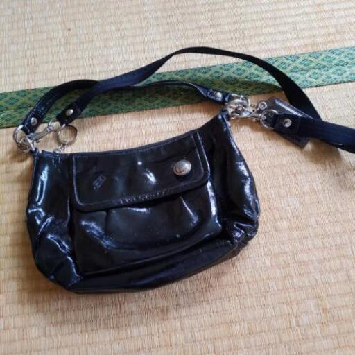 コウチ、のバッグほしい方まだ何回もつかわず、片付けてました、ほしいか