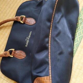 マリオバレンティンのバックです、何回もつかわずかたずけでした結構広いので何でも入り便利です。ほしいひとヨロシクお願いします。 マリオバレンティンのバックです、何回もつかわずかたずけでした