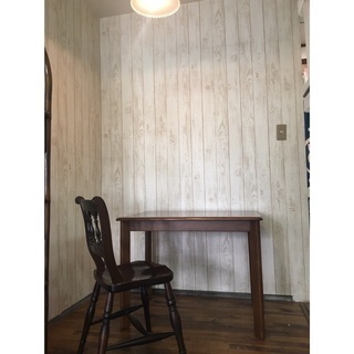 閉店 木のテーブルとオシャレな椅子のセット