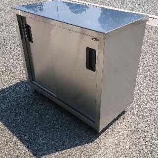 中古品  厨房用収納付き作業台お売りします。