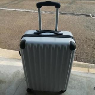 中型　４輪の白いスーツケース/キャリーバッグ/ゴロゴロバッグ