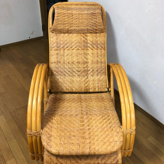 お話し中 籐製のリクライニング椅子