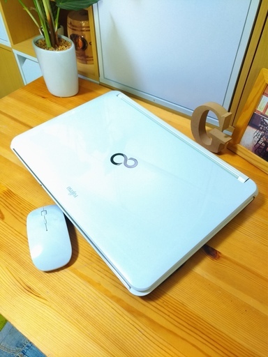 ブルーレイ対応！　corei3で大容量500G★　可愛い光沢パールホワイト♪　最新Windows10！　テンキー＆ウェブカメラ付き　高速★　　メモリ4G　富士通　FUJITSU　LIFEBOOK　大画面　最新Windows10　64Bit　光沢白　高級感　15.6インチ　マウス付き 　ノートパソコン　無線LAN　Wi-Fi対応　DVDドライブ