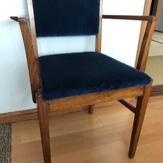 ブルーの椅子