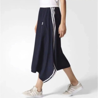 アディダスオリジナルス スリーストライプ ネイビー変形とホワイト